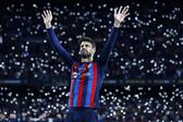 Piqué, com a camisola do Barcelona, agradece de braços levantados