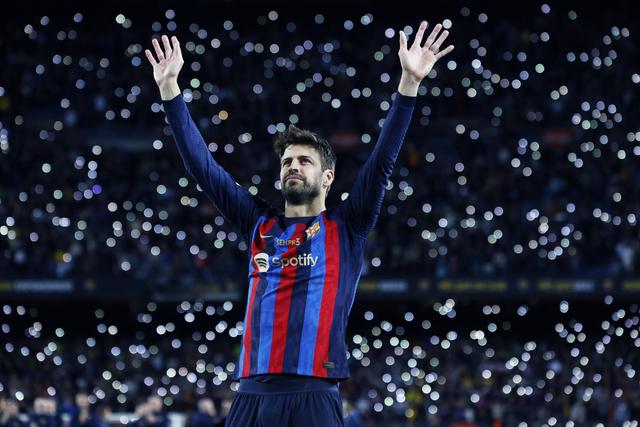 Piqué, com a camisola do Barcelona, agradece de braços levantados