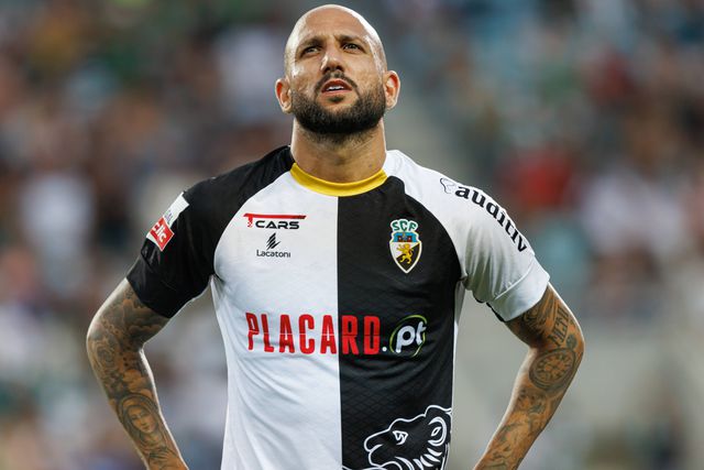 Farense: Ângelo Neto corre para o FC Porto