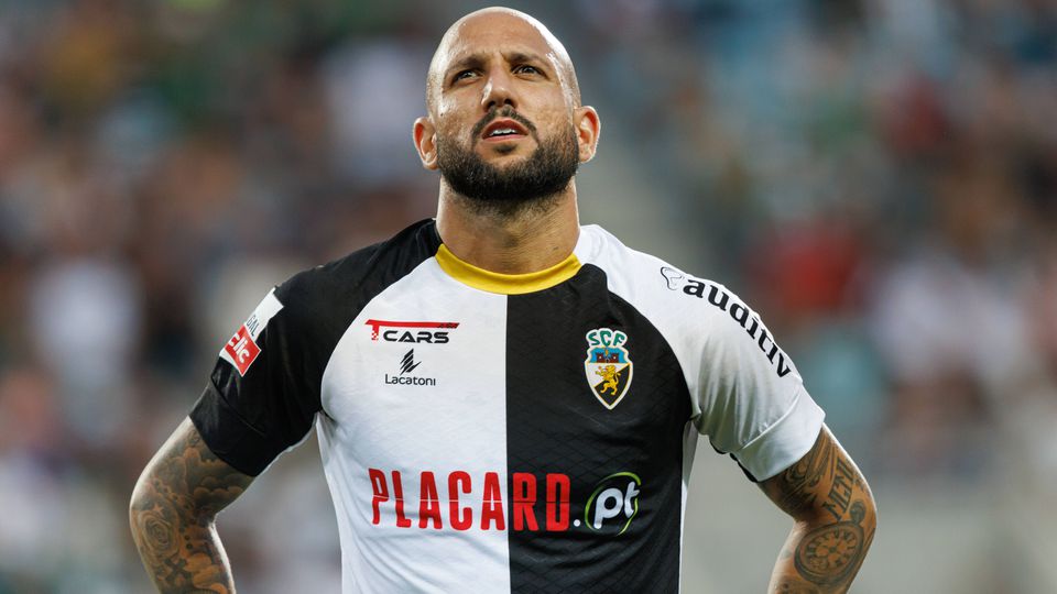 Farense: Ângelo Neto corre para o FC Porto