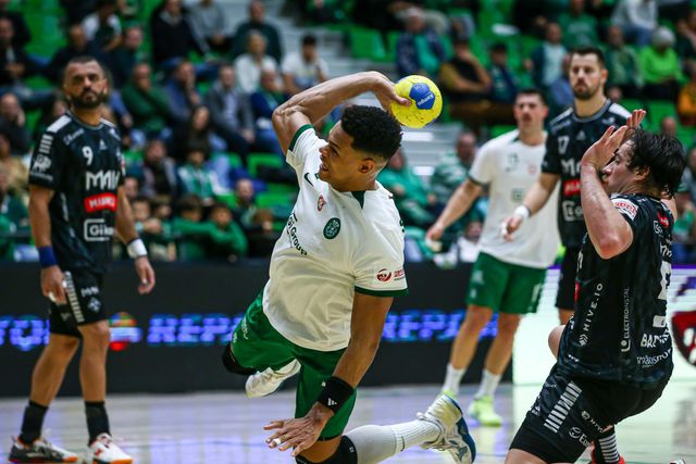 Sporting bate Águas Santas e recupera liderança