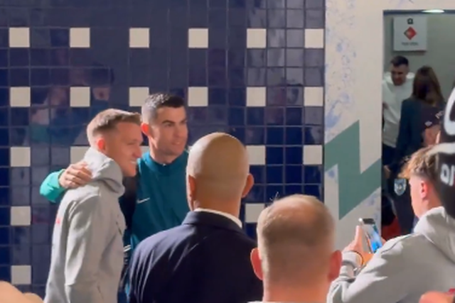 Vídeo: jogadores polacos não resistiram a tirar fotos com Ronaldo