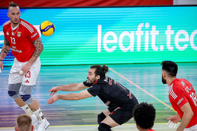 Insólito no Benfica-Sporting: cotovelada tira capitão do jogo