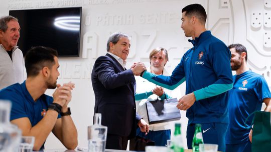 Fernando Gomes recebe prenda dos jogadores: «Serei sempre um adepto incondicional»