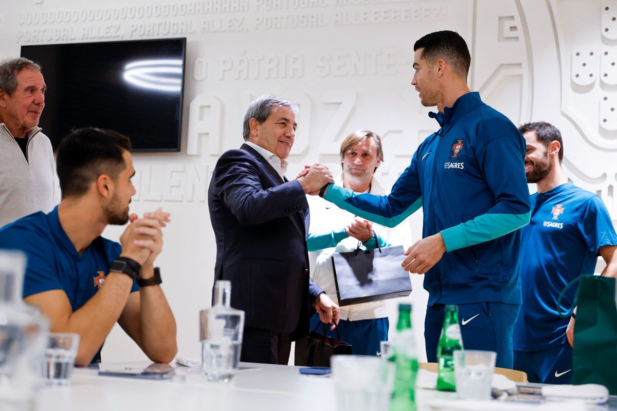 Fernando Gomes recebe prenda dos jogadores: «Serei sempre um adepto incondicional»