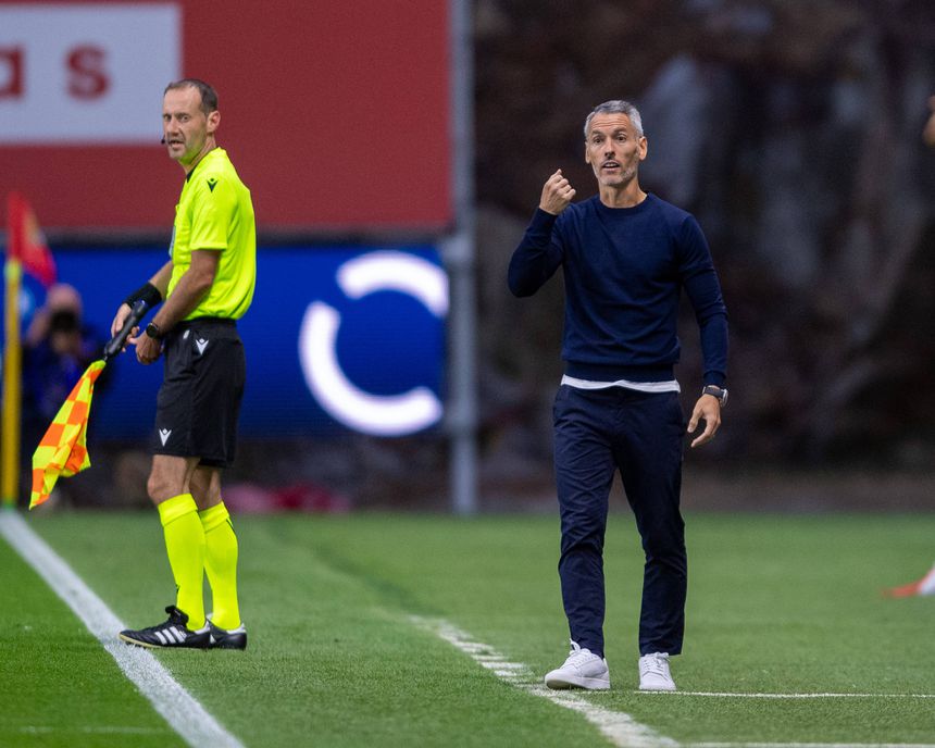 Carlos Vicens prepara o jogo com o Nacional, para a Taça de Portugal, sem sete jogadores do plantel