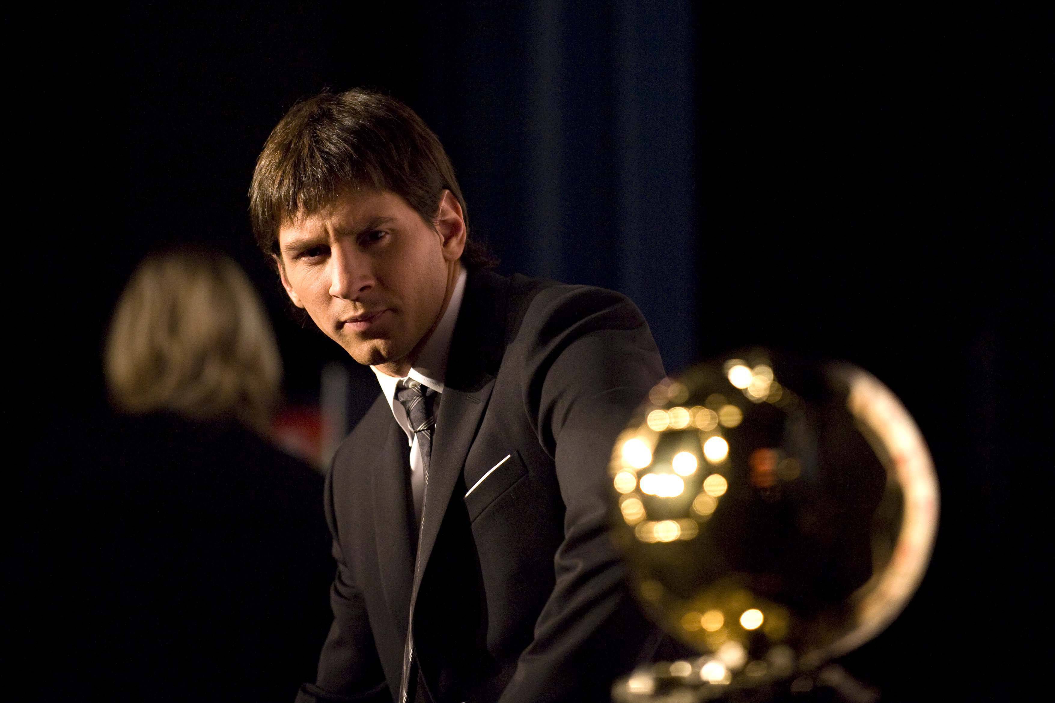 Messi a olhar para a Bola de Ouro