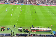 Houve invasão de campo antes do jogo (e ninguém o apanhava!)