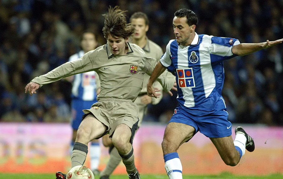 Messi fez a estreia com 16 anos, num encontro no Estádio do Dragão, frente ao FC Porto - Foto: Barcelona