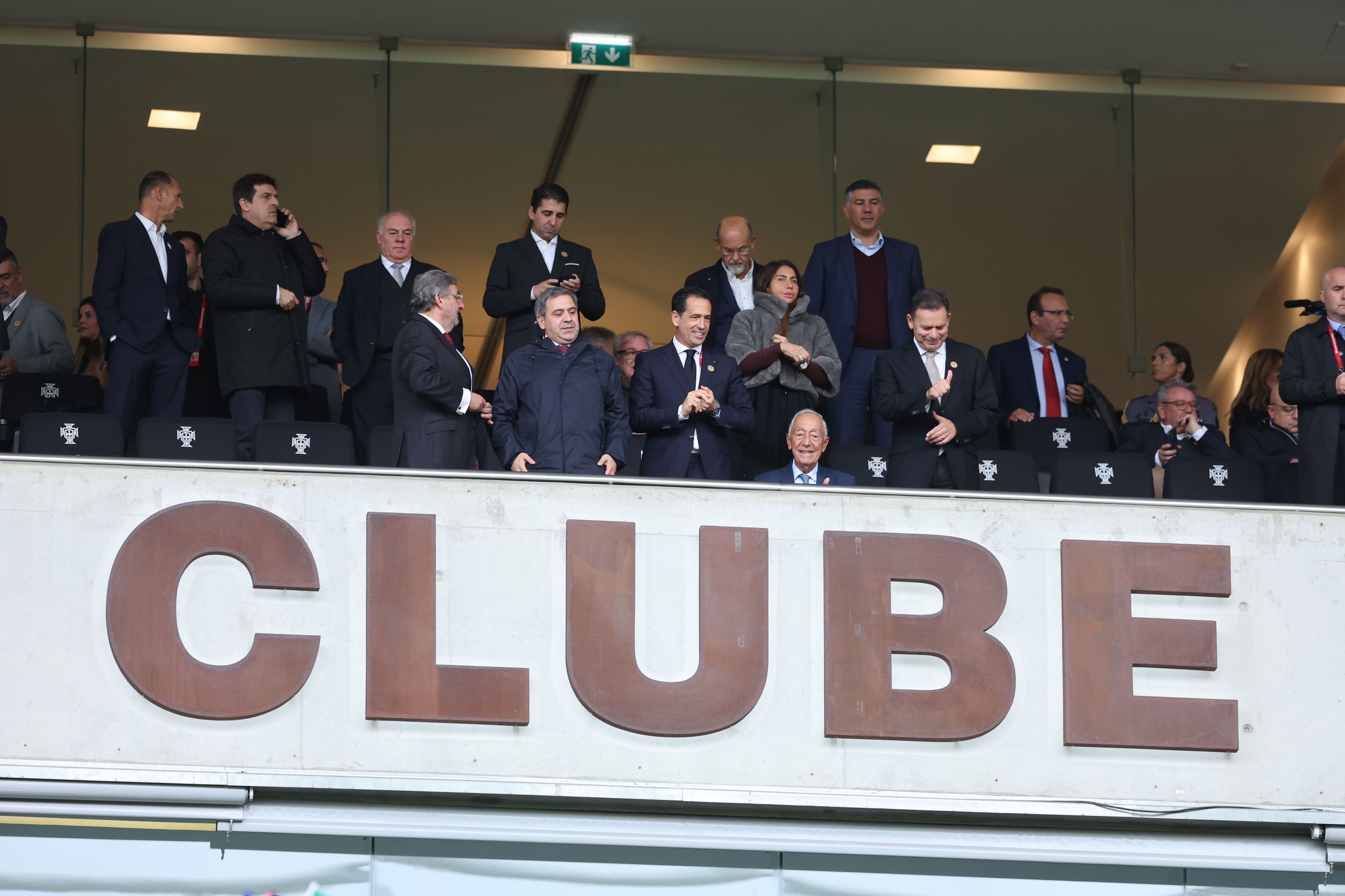 Pedro Proença, Luís Montenegro e Marcelo Rebelo de Sousa na tribuna presidencial do Estádio do Dragão - Foto: Catarina Morais/KAPTA +