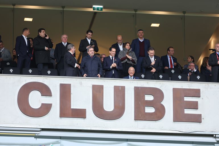 Pedro Proença, Luís Montenegro e Marcelo Rebelo de Sousa na tribuna presidencial do Estádio do Dragão - Foto: Catarina Morais/KAPTA +