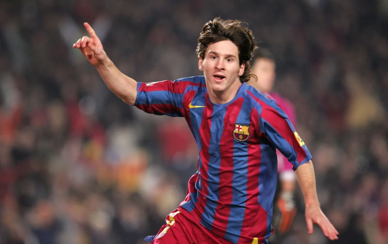 Messi fez a estreia oficial pelo Barcelona num dérbi catalão frente ao Espanhol - Foto: Barcelona