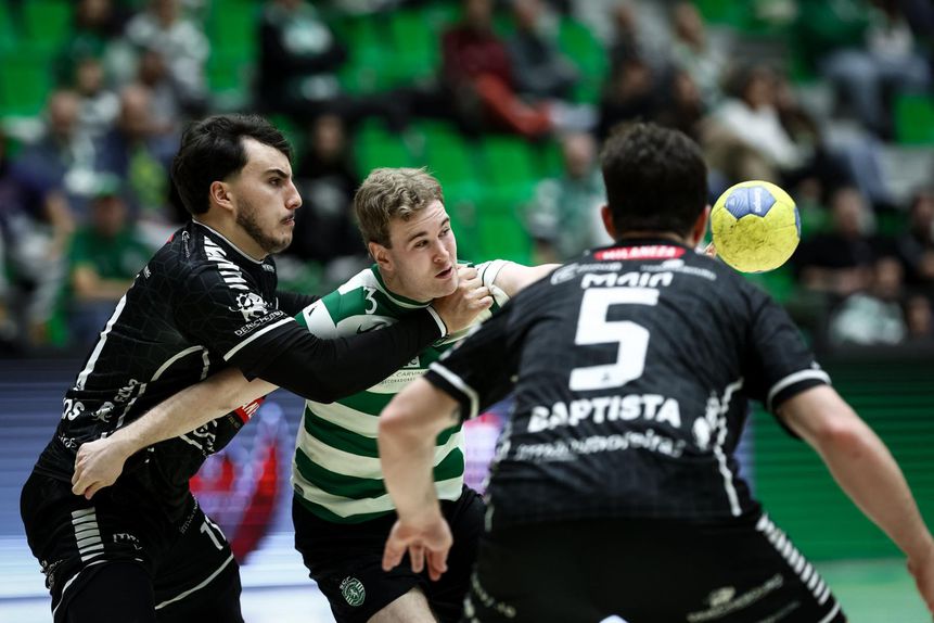 Leão Emil Berlin em luta com dois jogadores do Águas Santas (foto Sporting CP)