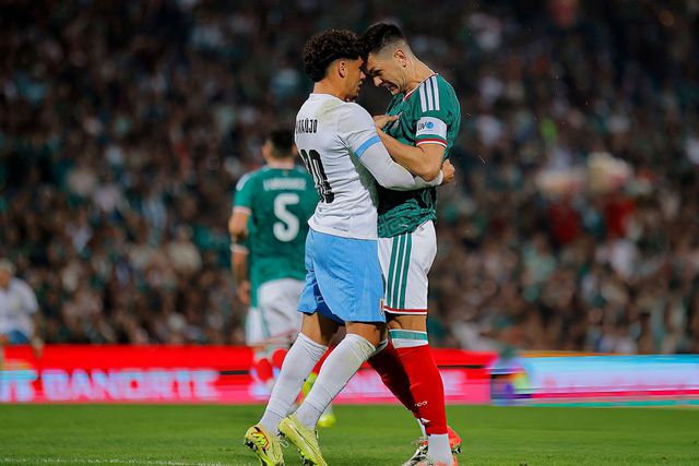 Maxi e César Montes em momento muito quente no México-Uruguai
