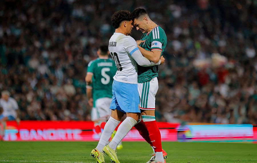 Maxi e César Montes em momento muito quente no México-Uruguai