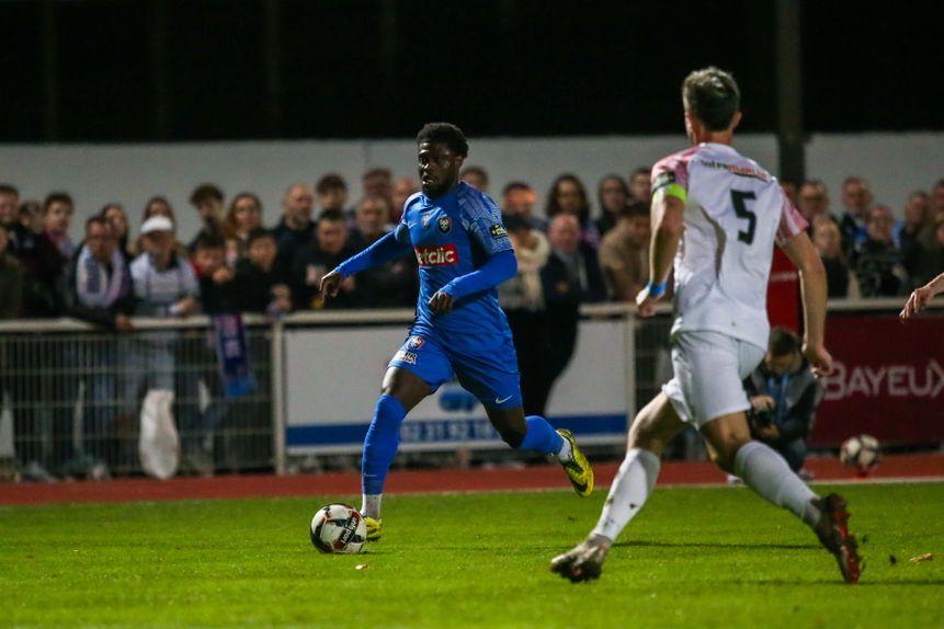 Caen teve noite desastrosa e perdeu com o Bayeux por 2-3 e após a eliminação da Taça os adeptos confrontaram os jogadores - FOTO CAEN/X