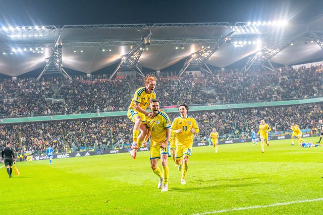 Jogadores da Ucrânia celebram golo decisivo (IMAGO)