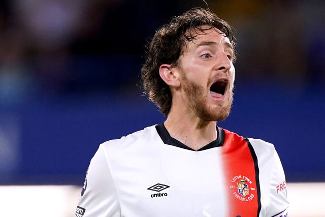 Pânico na Premier League: capitão do Luton Town colapsa em campo