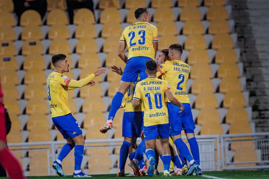 Vasco Seabra rendido ao plantel do Estoril: «Eles trabalham muito, correm muito, dedicam-se muito»