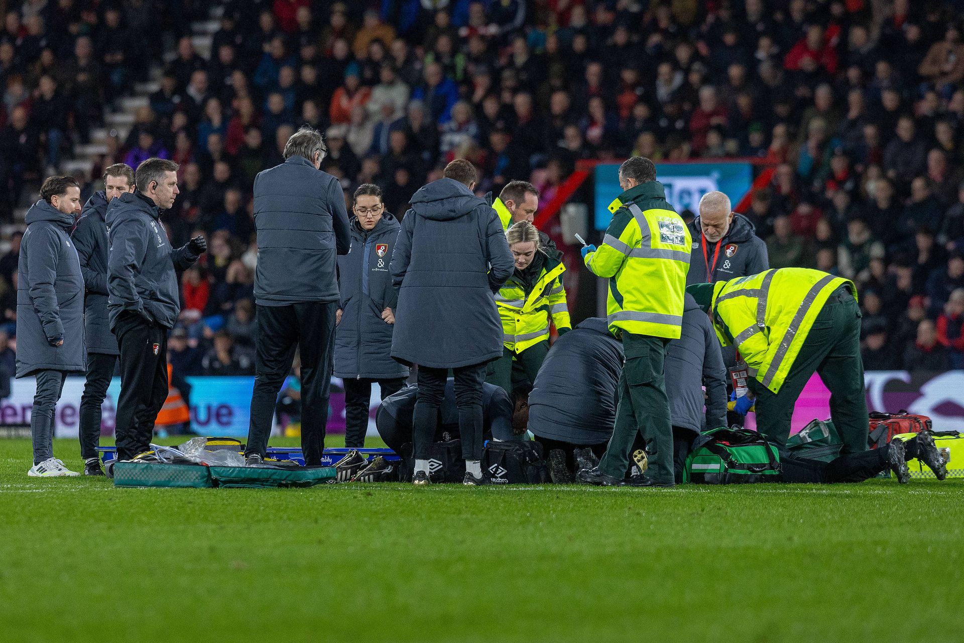 Koka - Partida entre Luton Town e Bournemouth é suspensa após colapso  cardíaco de jogador