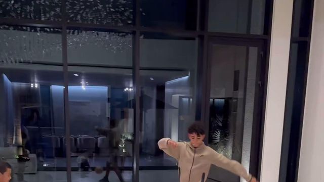 Ronaldo a jogar à bola com os filhos (e um deles com a camisola de Mbappé...)
