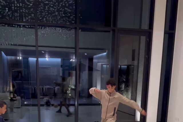 Ronaldo a jogar à bola com os filhos (e um deles com a camisola de Mbappé...)