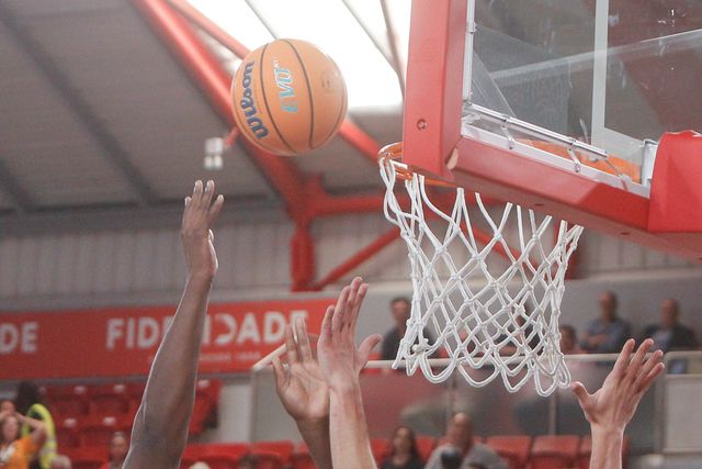 Benfica vence CD Póvoa e assiste ao clássico no topo