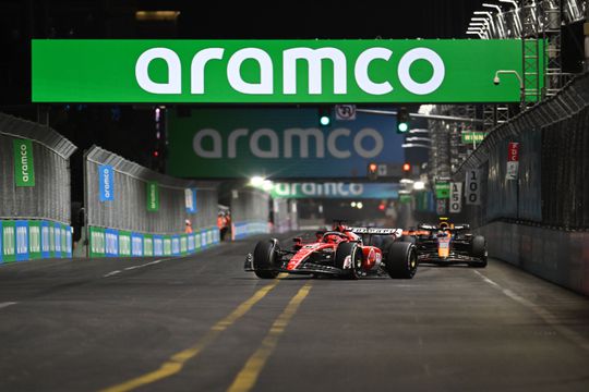 Ultrapassagem de Leclerc a Pérez em Las Vegas considerada a melhor do ano