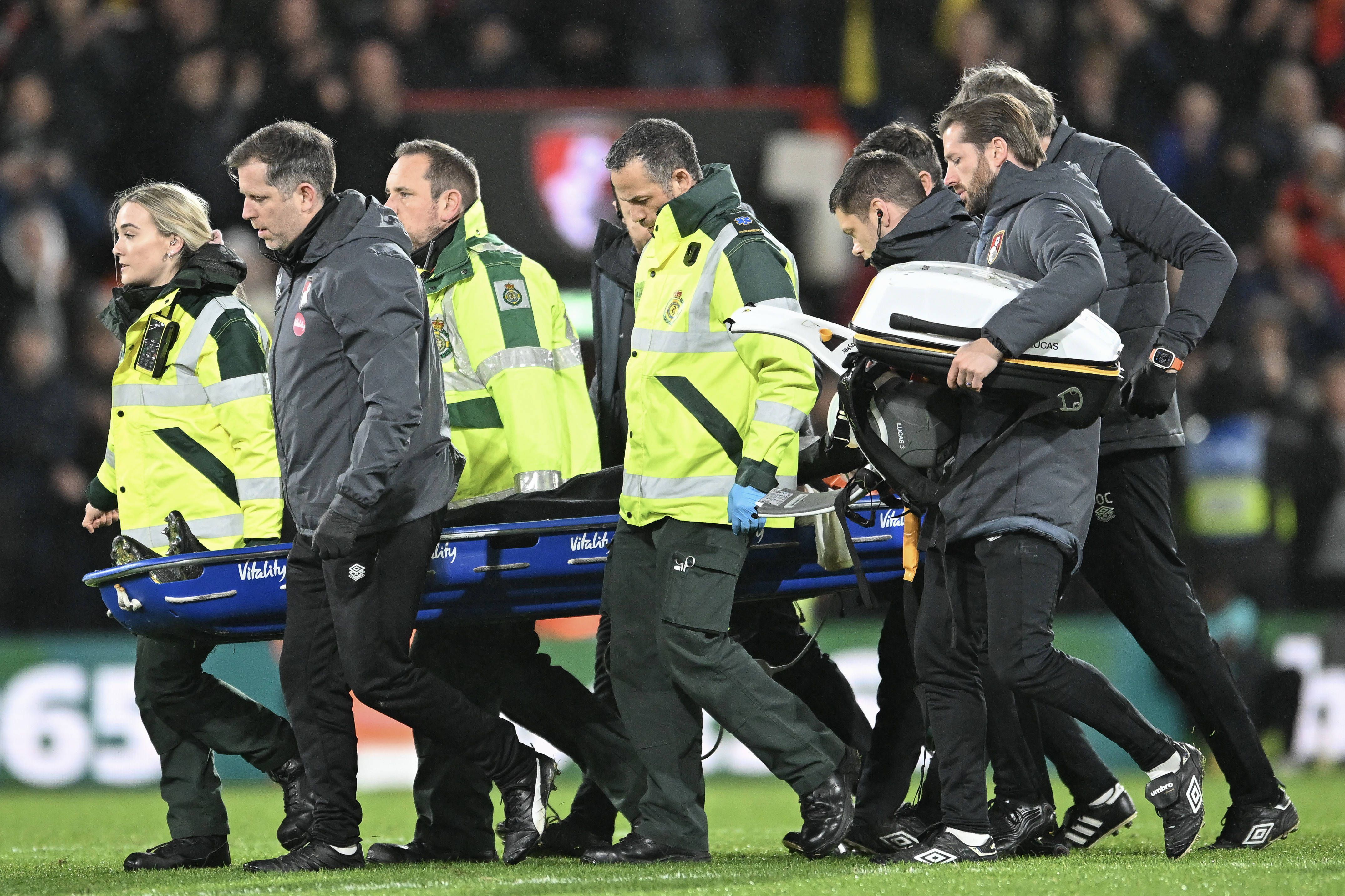 Capitão do Luton estável após paragem cardíaca em jogo