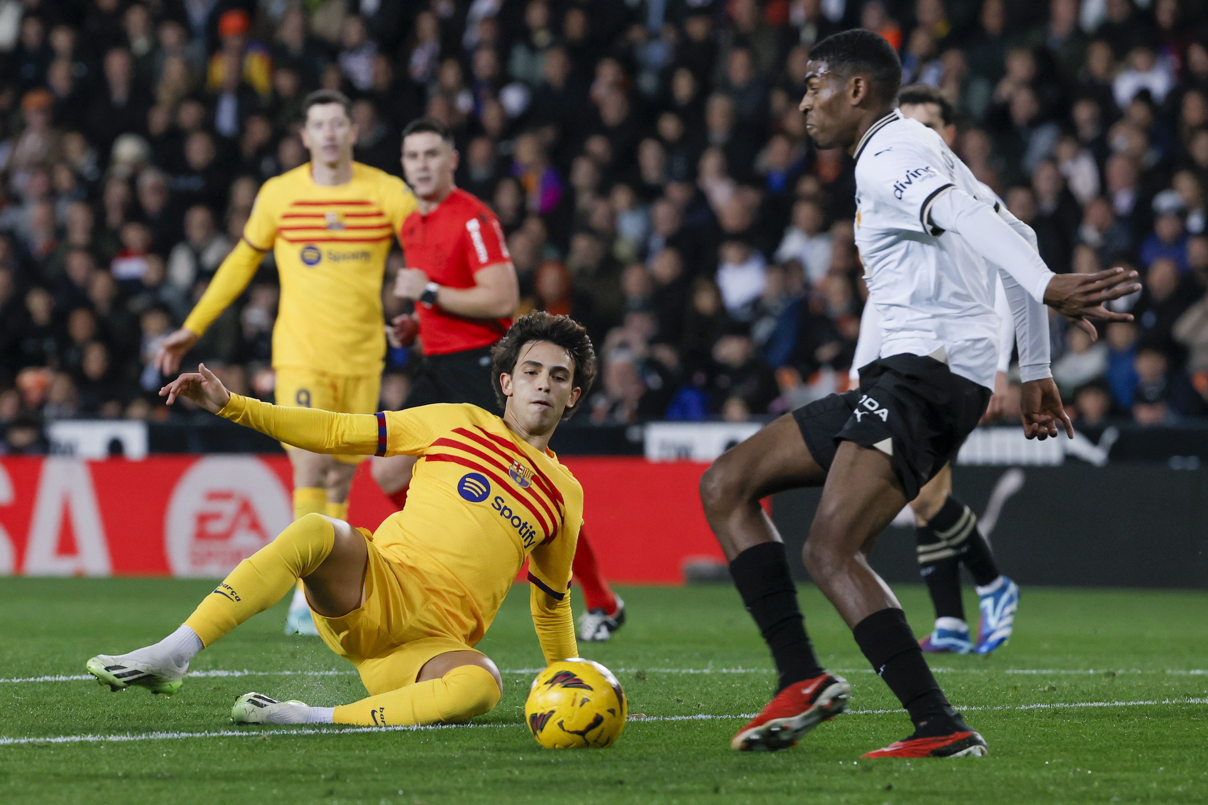 Visão  João Félix marca no empate 1-1 do FC Barcelona na visita a Valência