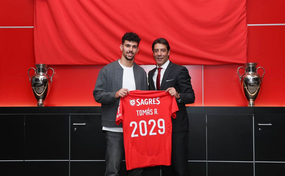 OFICIAL: Tomás Araújo renova com o Benfica até 2029