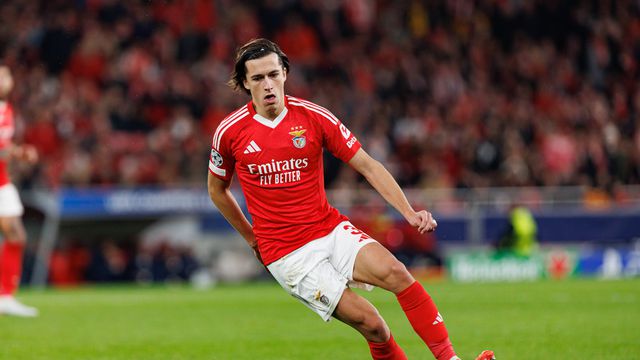 Álvaro Carreras com a bola no pé ao serviço do Benfica