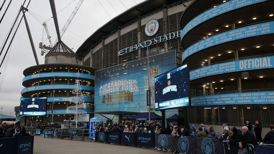 Man. City confirma morte de adepto após incidente durante dérbi de Manchester