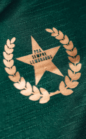 Pormenor na camisola — «Para sempre lembrados» — numa alusão às vítimas do acidente de viação registado em novembro de 2016, envolvendo o avião que transportava a comitiva da Chapecoense - Foto: Chapecoense