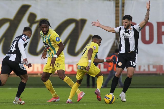 Na imagem, os dois jogadores do Tondela - Jordan Siebatcheu e  Pedro Maranhão - que falharam os penáltis - Foto: Homem de Gouveia/LUSA