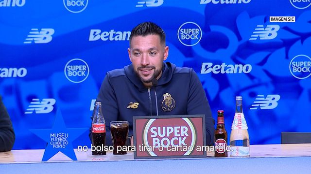 Amarelo a Bednarek: «A bola estava no ar e o árbitro já tinha a mão no cartão»