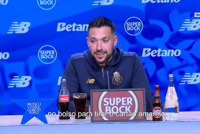 Amarelo a Bednarek: «A bola estava no ar e o árbitro já tinha a mão no cartão»