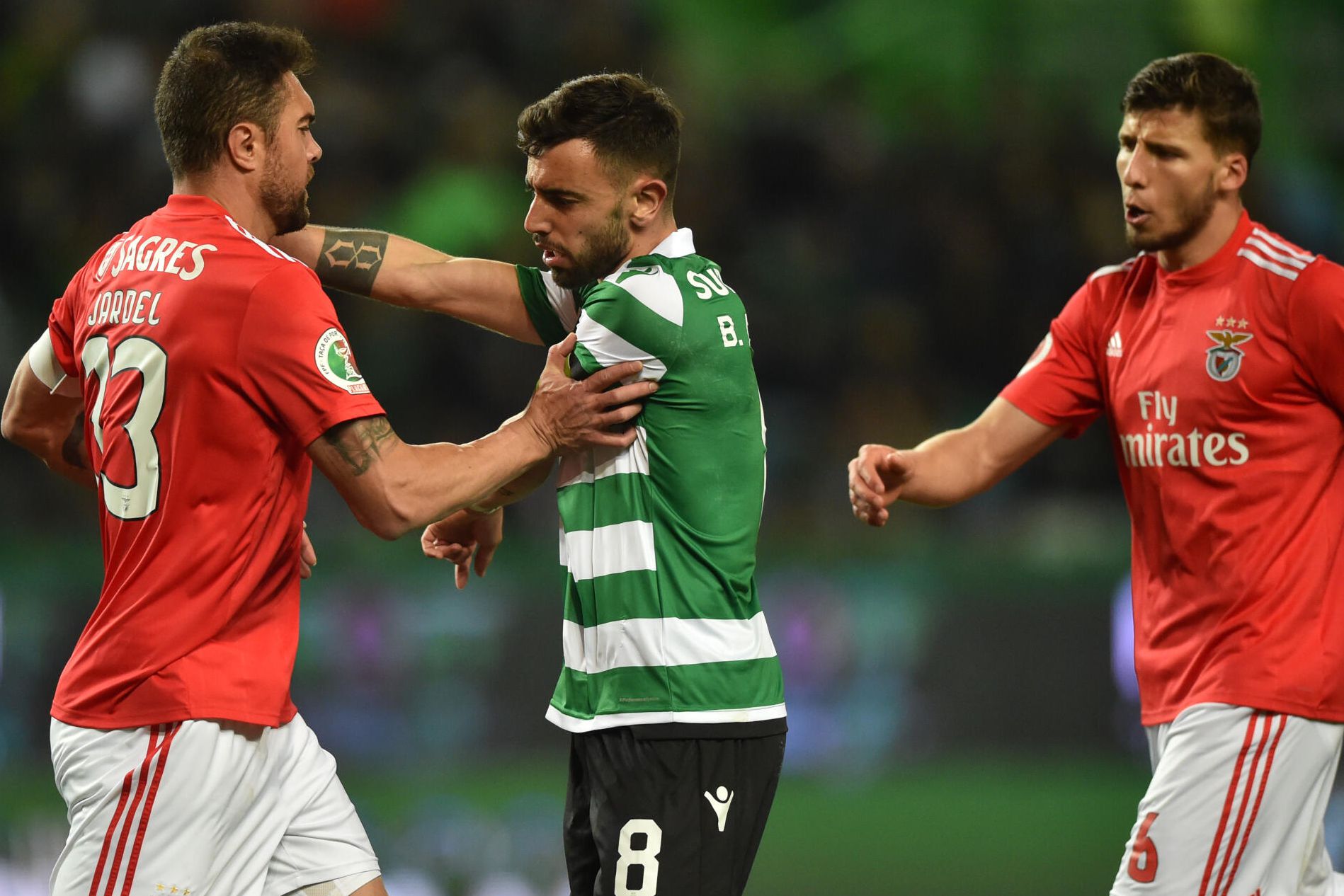Bruno Fernandes desentende-se com Jardel e Rúben Dias num dérbi entre Benfica e Sporting - Foto: A BOLA