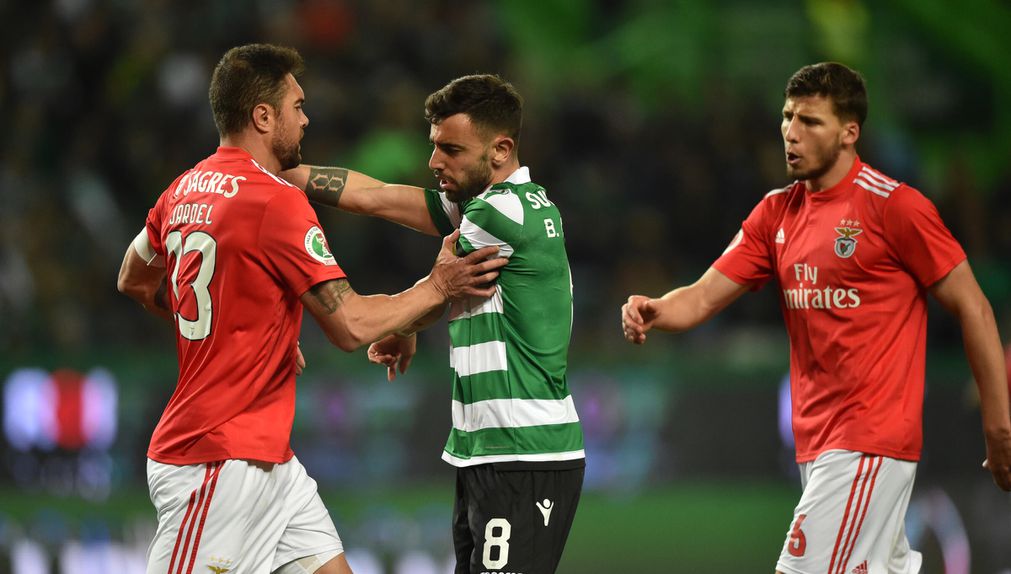 Bruno Fernandes desentende-se com Jardel e Rúben Dias num dérbi entre Benfica e Sporting - Foto: A BOLA