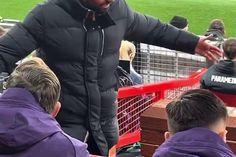 Ruben Amorim visivelmente irritado no banco grita... em português (vídeo)