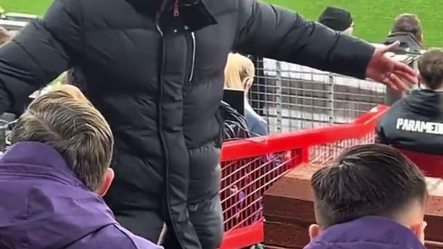 Ruben Amorim visivelmente irritado no banco grita... em português