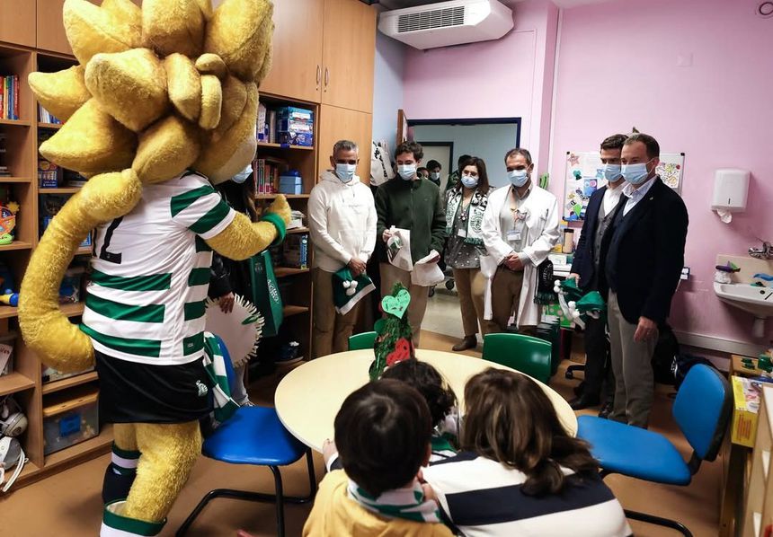 Rui Borges, Bernardo Palmeiro e Frederico Varandas ofereceram presentes às crianças, que se deliciaram com a presença da mascote leonina, Jubas - Foto: SPORTING CP
