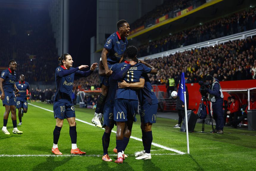 Jogadores do Lens a celebrarem mais uma vitória na Ligue 1