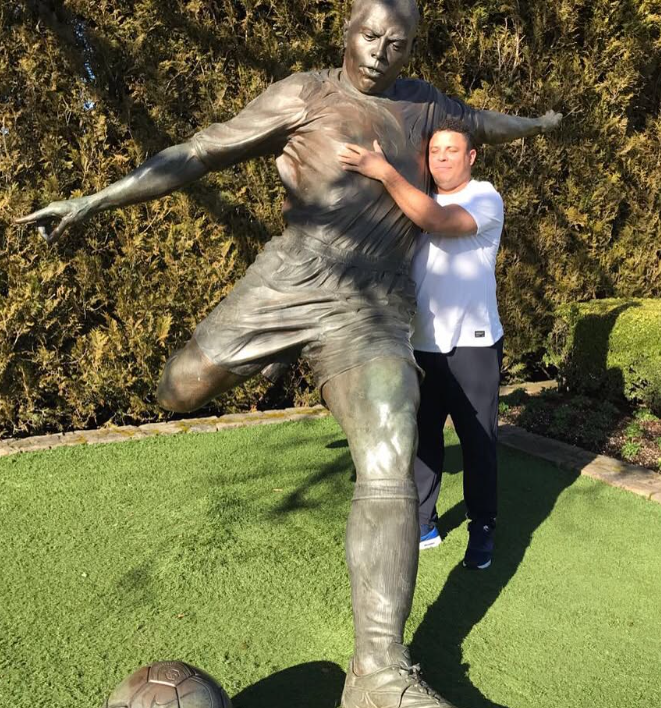 Ronaldo, o Fenómeno, junto a estátua em Beaverton, nos EUA - Foto: Ronaldo/Instagram
