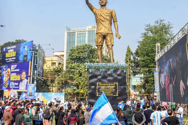 Messi foi homenageado com uma estátua em Calcutá, na Índia, em dezembro de 2025 - Foto: IMAGO
