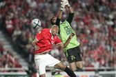 O momento do lance entre Luisão e Ricardo - Foto: A BOLA