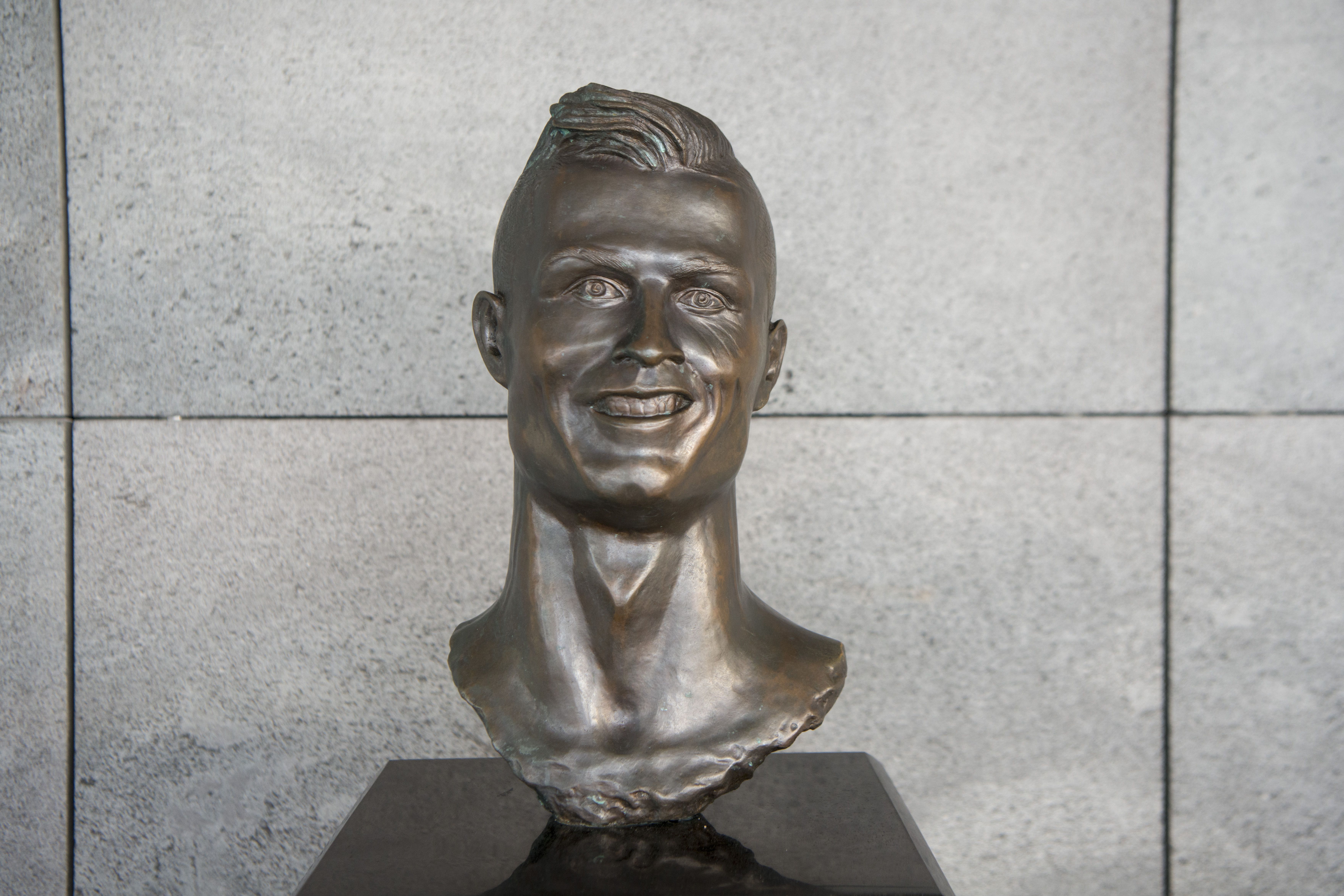 Primeiro busto de Cristiano Ronaldo no Aeroporto Internacional da Madeira deu que falar - Foto: IMAGO