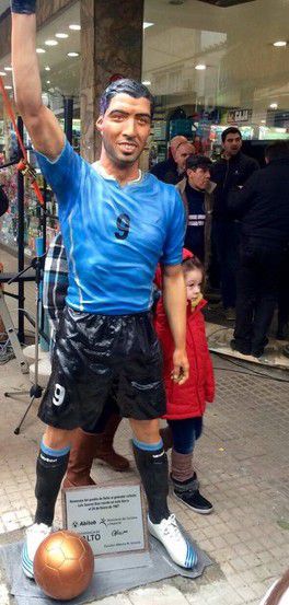 Luis Suárez está representado junto a uma loja em Salto, sua cidade natal, no Uruguai