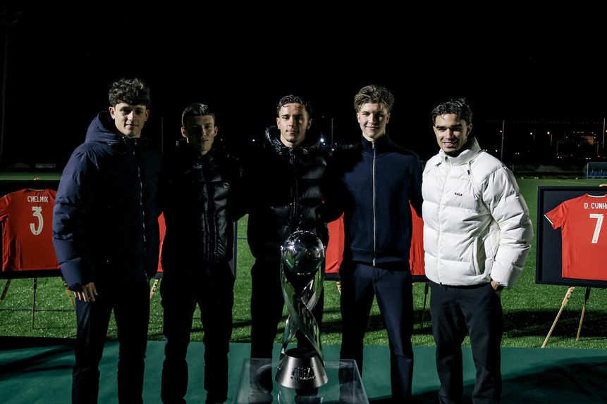 Os cinco jovens dragões foram homenageados pela AF Porto - Foto: FC Porto