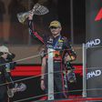 Max Verstappen com o prémio de vencedor do GP de Abu Dhabi